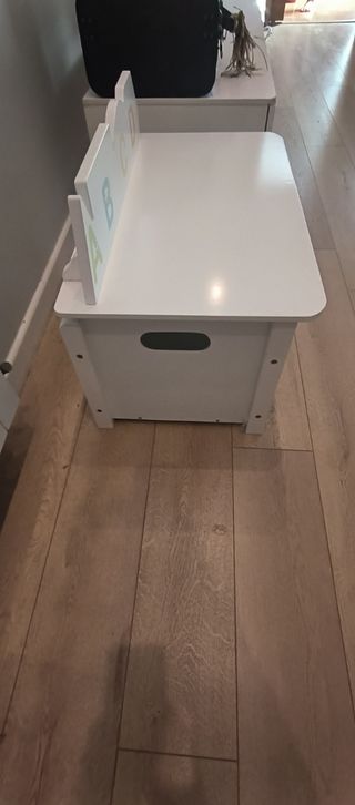 Baúl infantil blanco de madera con letras
