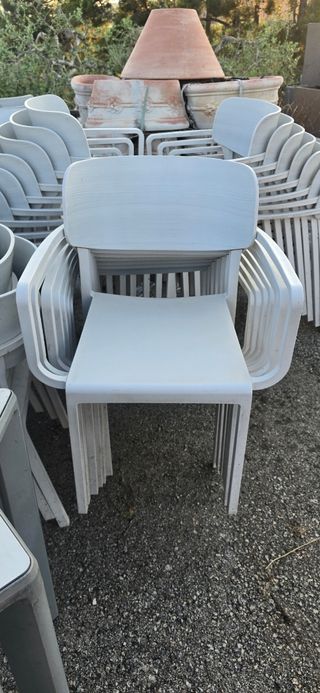 Silla blanca Mahou
