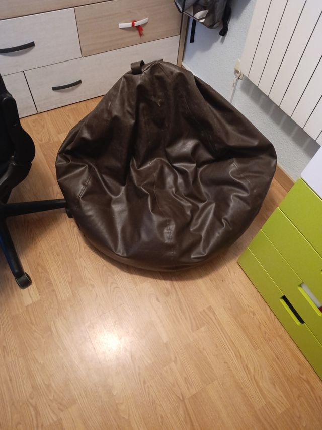 Puff marrón piel sintética