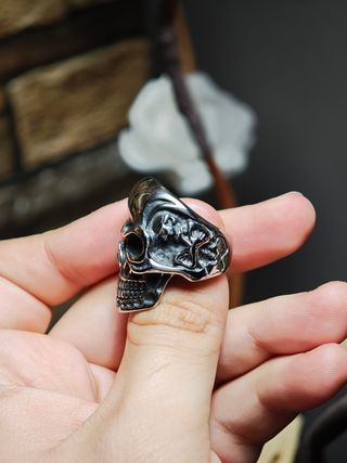 Anello teschio punk 