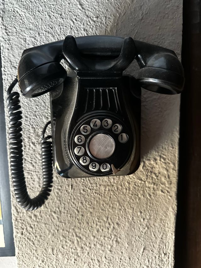 Teléfono antiguo negro