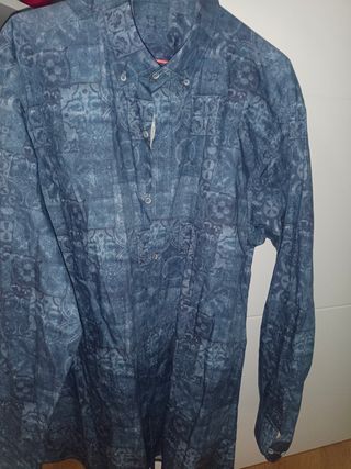 Camisa azul estampada