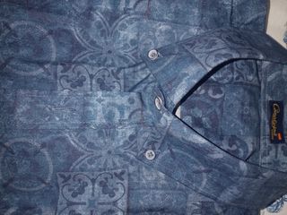 Camisa azul estampada