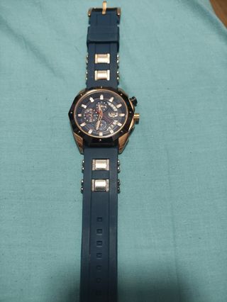 Reloj grande azul y dorado