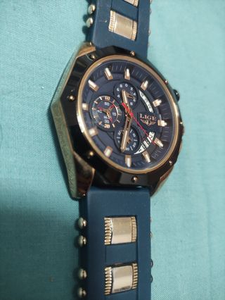 Reloj grande azul y dorado