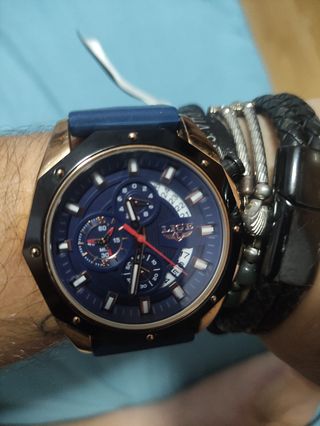 Reloj grande azul y dorado