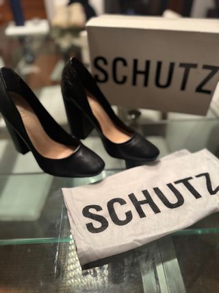 Zapatos Schutz negros tacón grueso