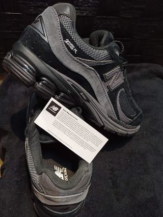 New Balance 2002R  Gris y Negro