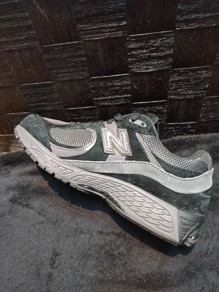 New Balance 2002R  Gris y Negro