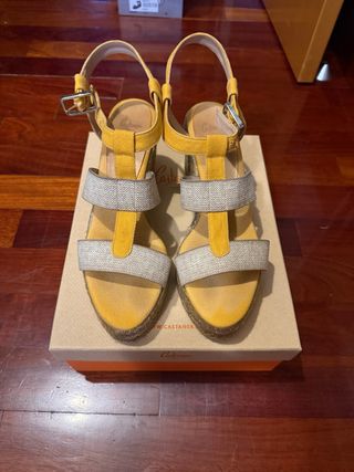 Sandalias cuña Castañer amarillas nº40