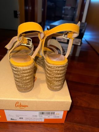 Sandalias cuña Castañer amarillas nº40