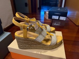Sandalias cuña Castañer amarillas nº40
