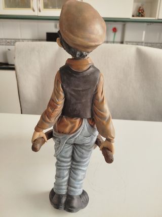 Escultura de hombre con carretillo, firmada autor.