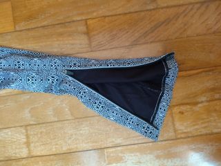 Leggins deportivos grises y blancos