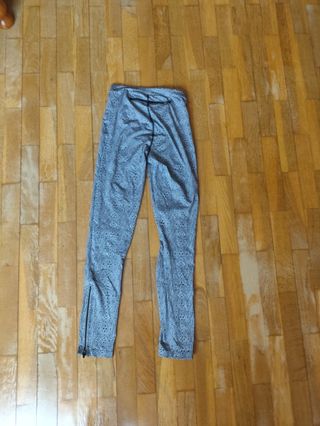 Leggins deportivos grises y blancos