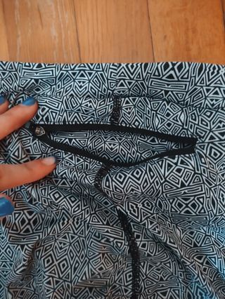 Leggins deportivos grises y blancos