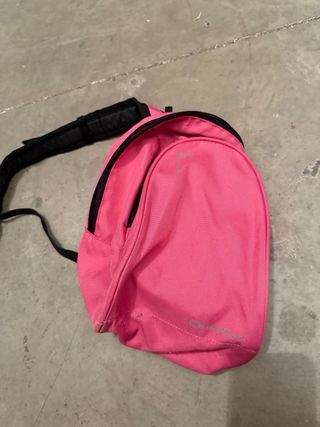 Mochila Quechua  azul pequeña y otra rosa