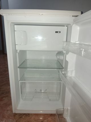 Mini nevera blanca con congelador