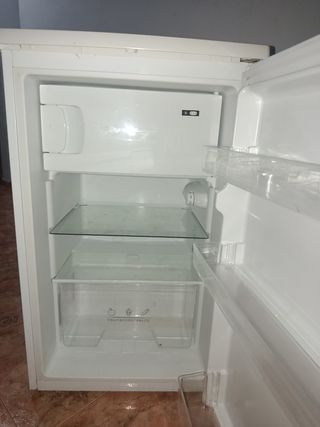 Mini nevera blanca con congelador