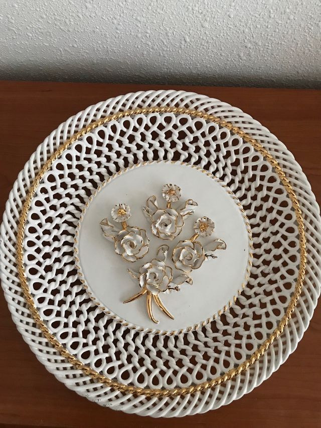 Plato cerámico blanco calado