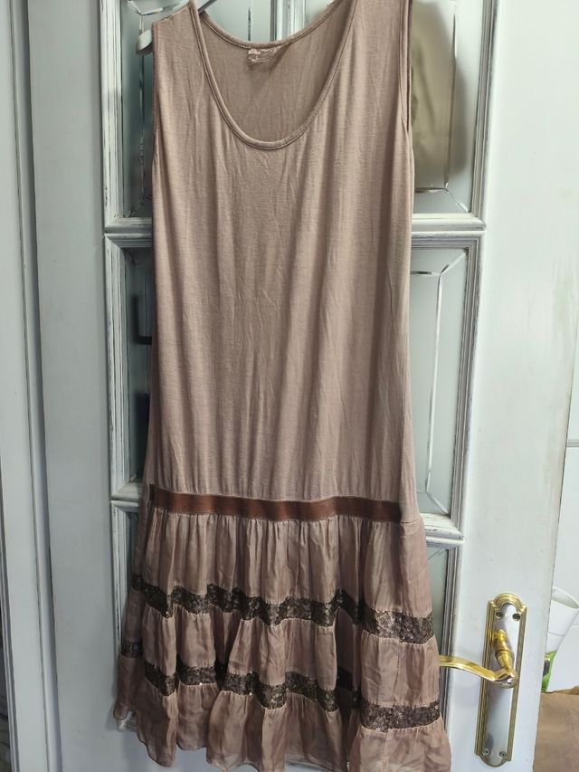 Vestido/cancán rosa palo con lentejuelas.