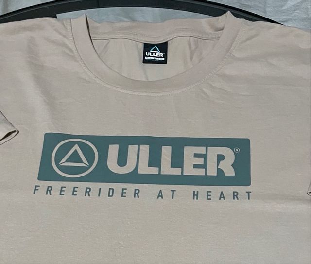 Camiseta Uller beige - logo verde oliva