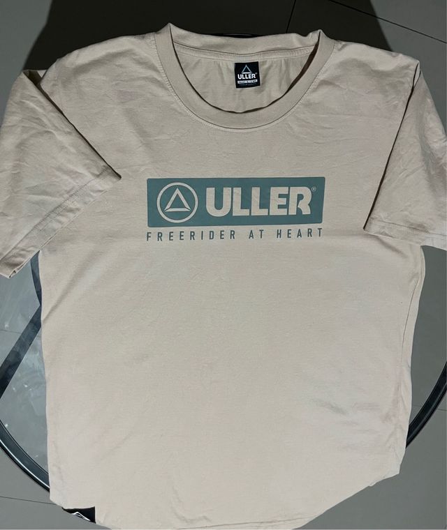 Camiseta Uller beige - logo verde oliva