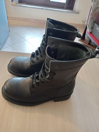 Stivali neri stringati