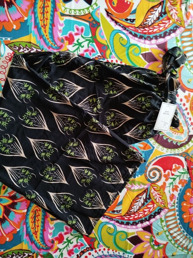 Pantaloni larghi neri e verdi