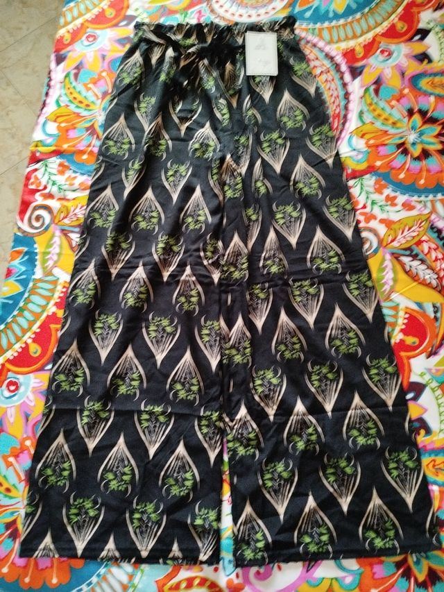 Pantaloni larghi neri e verdi