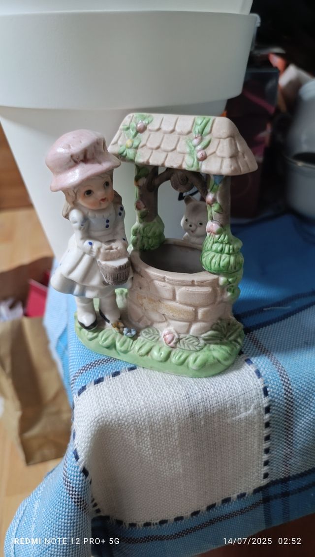 Figura porcelana niña pozo