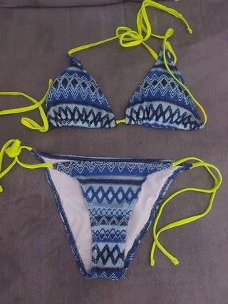 Bikini azul y amarillo