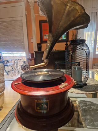 Gramófono antiguo His Master's Voice