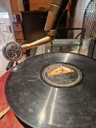 Gramófono antiguo His Master's Voice