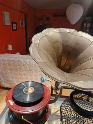 Gramófono antiguo His Master's Voice