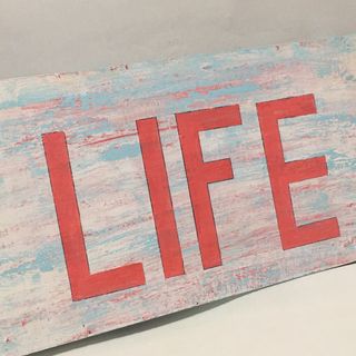Letrero de madera con la palabra LIFE