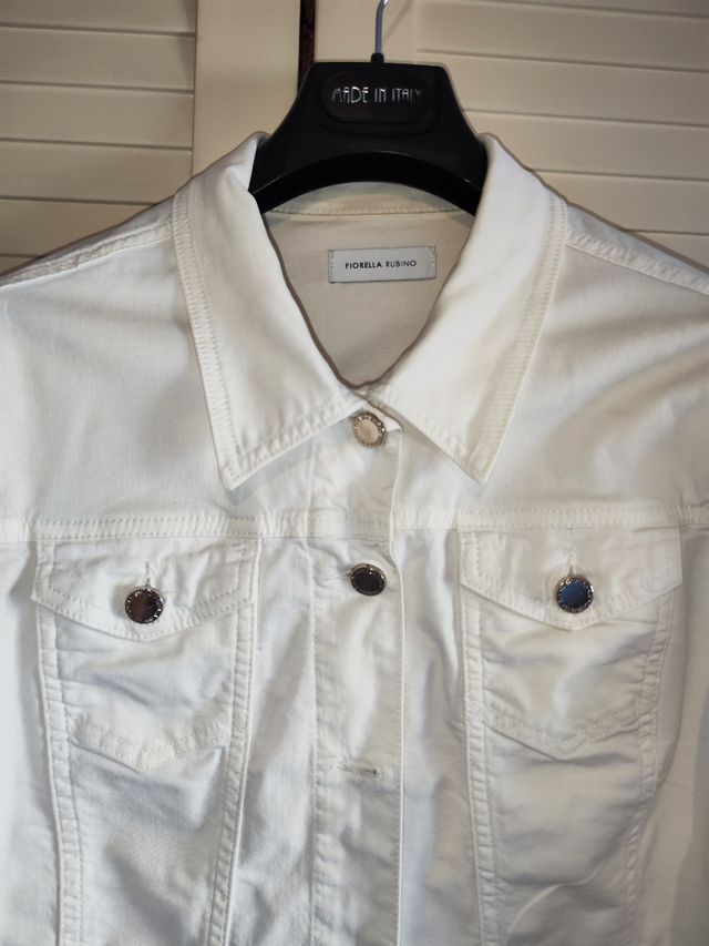 Giacca corta in cotone stretch orlo sfrangiato 