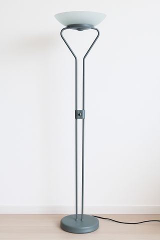 Lámpara pie gris metal - luz suave
