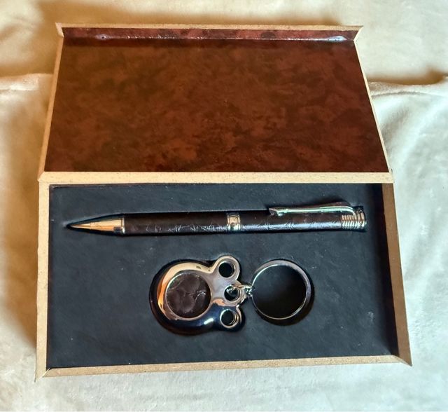 Bolígrafo y llavero piel marrón.