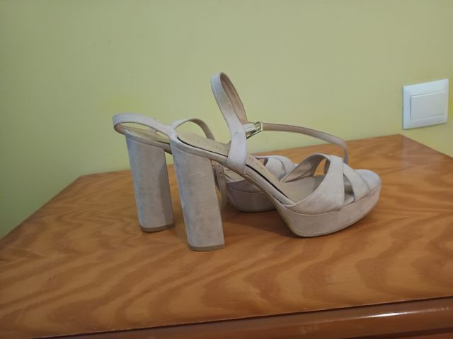 Tacones beige plataforma, marca calza piel.