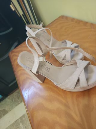 Tacones beige plataforma, marca calza piel. 