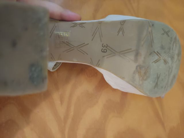 Tacones beige plataforma, marca calza piel.