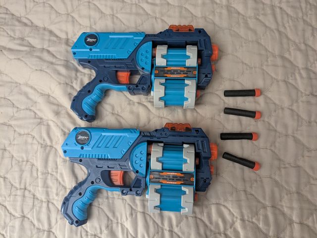 2 pistolas lanzaflechas de juguete