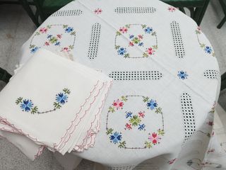Mantel y servilletas lino bordado Lagartera