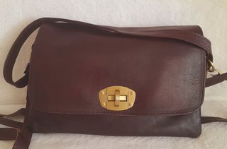 Bolso de piel marrón oscuro.