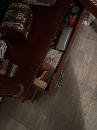 Vitrina antigua de madera y cristal