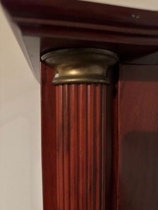 Vitrina antigua de madera y cristal