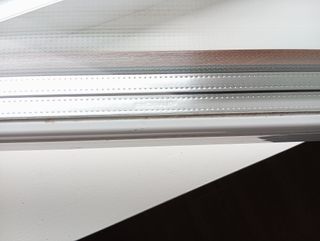 Ventana PVC blanca-nogal