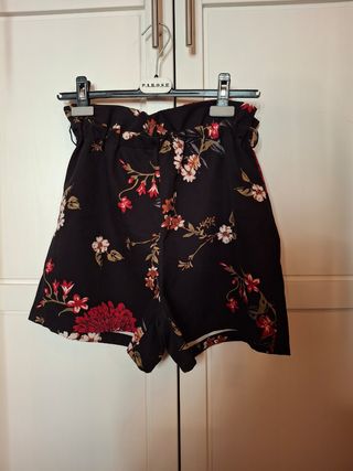 Shorts floreali neri