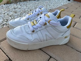 Zapatillas Lacoste blancas y doradas